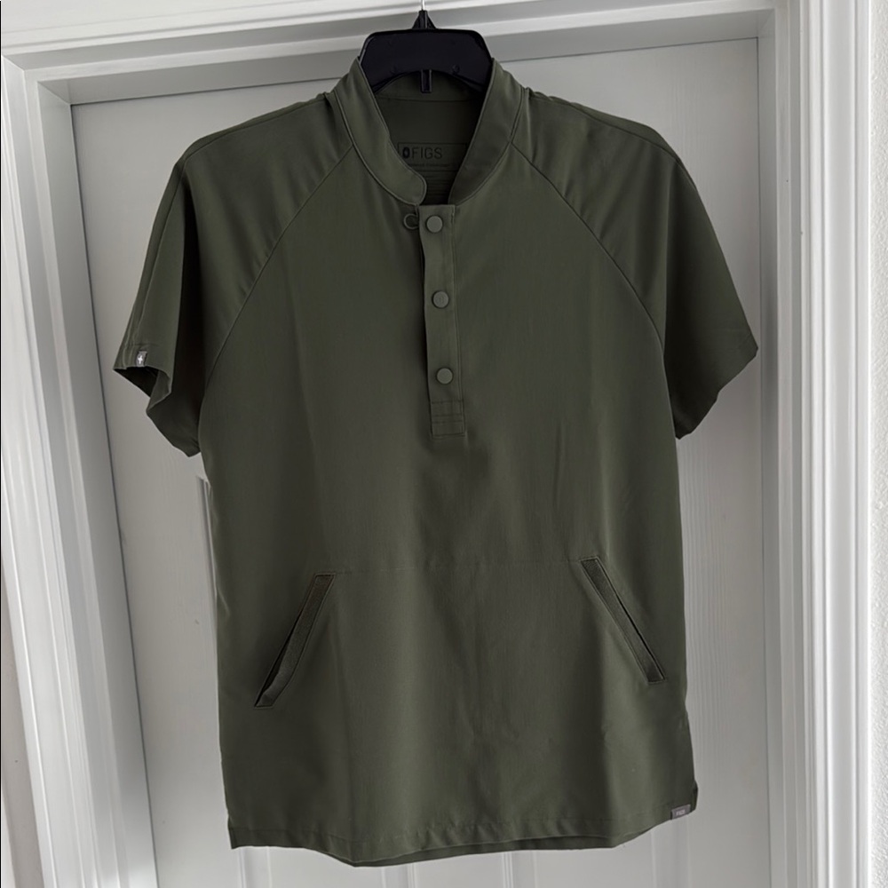 Figs scrub top. Mens large. Henley style. Green